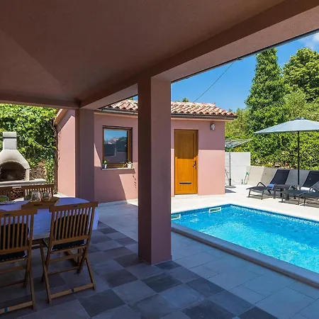 Martulin Holiday home Pula